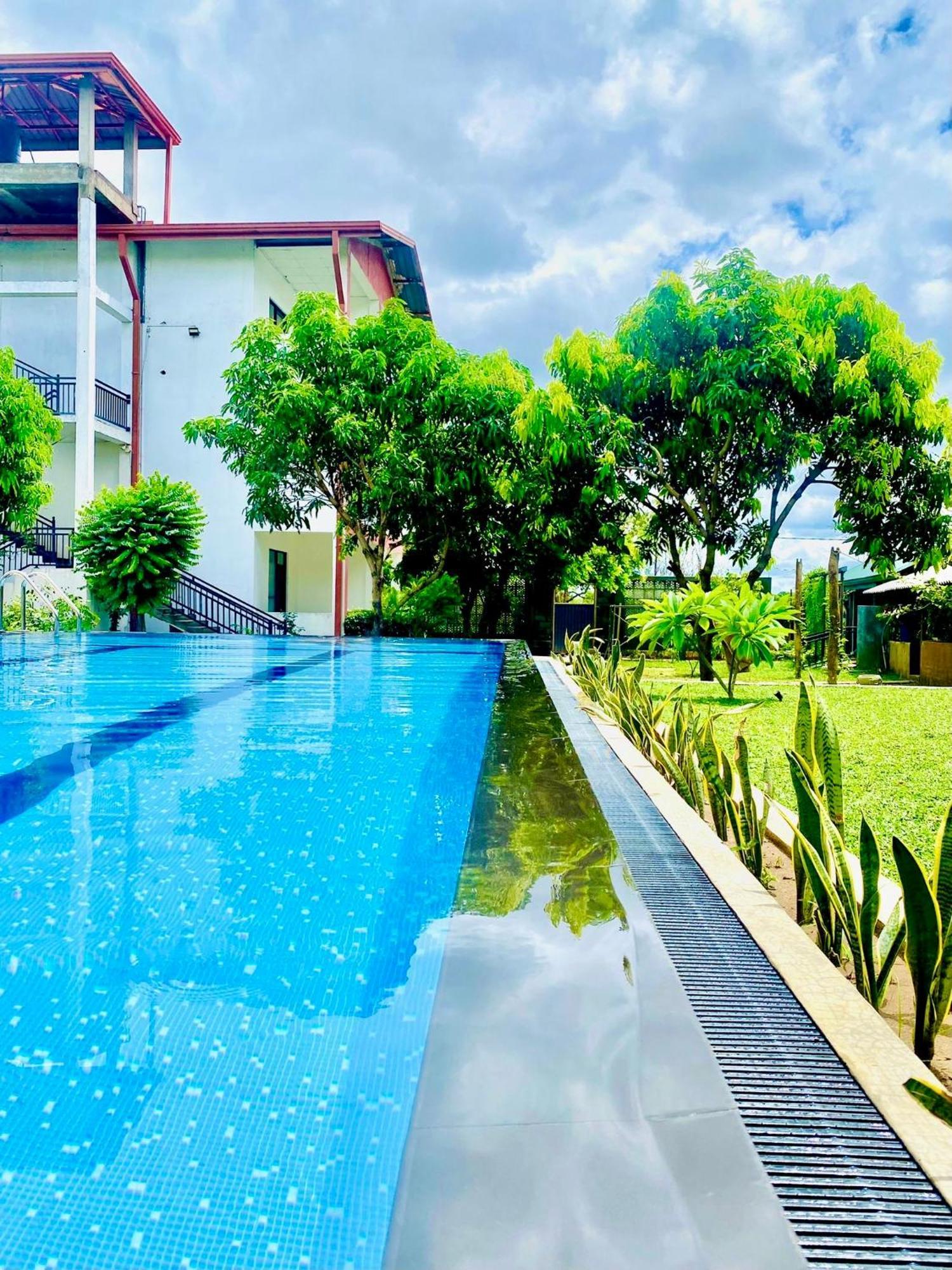 Organic Garden Resort 锡吉里亚 外观 照片